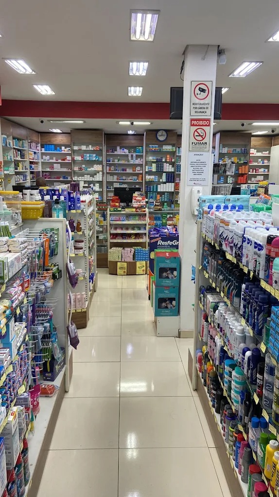 Interior da Drogaria Mais Saúde com produtos nas prateleiras
