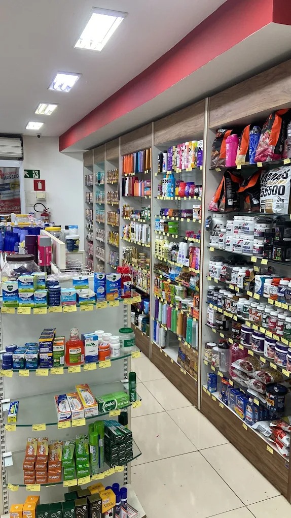 Prateleiras com medicamentos e produtos da Drogaria Mais Saúde